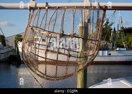 Una spugna vuota net su una imbarcazione per immersioni ma legato al dock nella città greca di Tarpon Springs, in Florida. Foto Stock