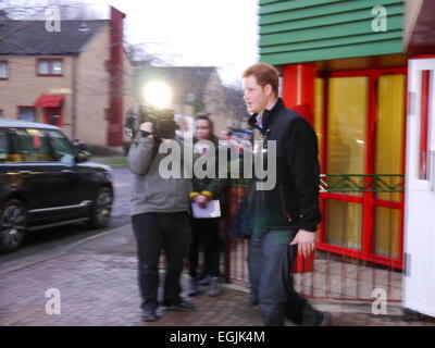 Newcastle upon Tyne, Inghilterra, Regno Unito. Il 25 febbraio 2015. S.a.r. Il principe Harry visiti le forze armate e i veterani di alloggiamento della comunità struttura presso Avondale House, Byker, Newcastle upon Tyne. Reduci dalla carità AF&V Launchpad mira a fornire supporto agli ex UK servizi armati personale. Credito: Victor W. Adams / Alamy Live News Foto Stock