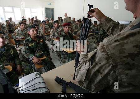 Noi lancia Marine Cpl. Sterling N. Hagan mostra soldati dell'esercito iracheno dal 7 IA Divisione corretto smontare e riassemblare i metodi per la M-16 fucile serie durante il corso di formazione il 7 agosto 2008 a Camp Mejide, Iraq. Foto Stock