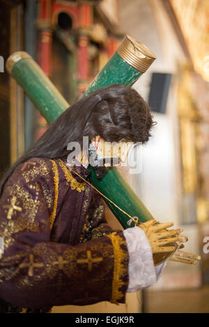 Tlacochahuaya, Oaxaca, Messico - una statua di Gesù Cristo che porta la croce nella chiesa di San Jeronimo. Foto Stock