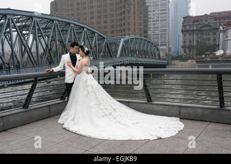 Coppie in viaggio di nozze in posa sul Bund dal ponte Waibaidu, Shanghai, Cina Foto Stock