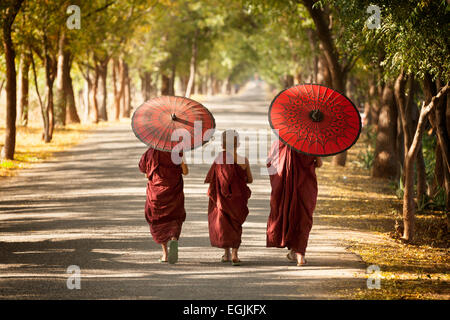 Tre giovani monaci buddisti a piedi lungo una strada, Bagan, Myanmar ( Birmania ), Asia Foto Stock