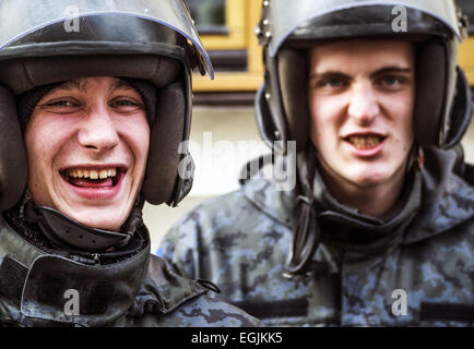 Febbraio 25, 2015 - Polizia In un rally ''settore destro'' vicino l'amministrazione presidenziale di Ucraina. -- Ucraino organizzazione radicale ''settore destro'' svoltosi mercoledì, 25 febbraio 2015, a Kiev ''verità Marsh - Marsh diritti.'' radicali di accusare le autorità ucraine in problemi economici, la corruzione e il fallimento dell'operazione speciale in oriente.Gli attivisti portati i ritratti di persone che sono stati uccisi in operazioni anti terrorismo e sul Maidan, e il bianco e nero e le bandiere rosse. © Igor Golovniov/ZUMA filo/Alamy Live News Foto Stock