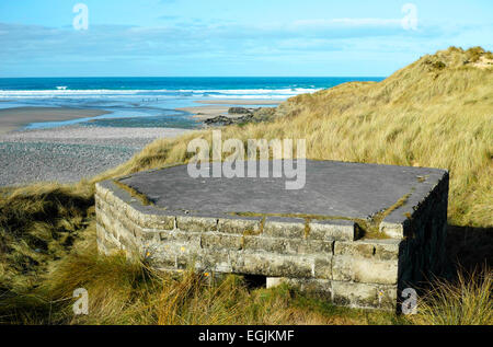 Una seconda guerra mondiale porta pillole nelle dune di sabbia a gwithian in cornwall, Regno Unito Foto Stock