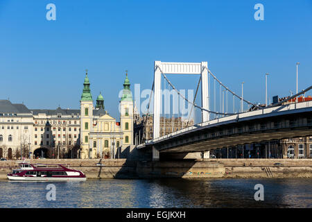 BUDAPEST, UNGHERIA - Febbraio 15, 2015: Ponte Elisabetta (ungherese: Erzsebet Hid) è il terzo ponte più recenti di Budapest, Ungheria Foto Stock