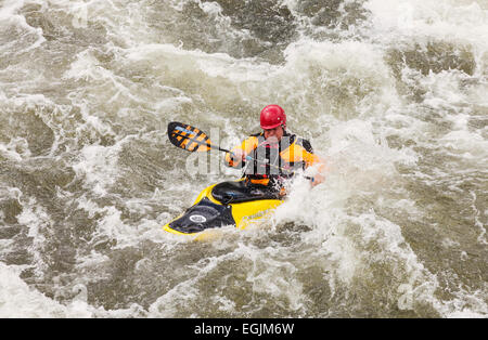 Kayaker maschio navigazione Mormorando di un ruscello sul fiume Arkansas in Colorado in primavera Foto Stock