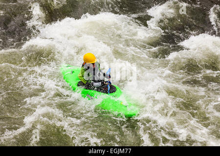 Kayaker maschio navigazione Mormorando di un ruscello sul fiume Arkansas in Colorado in primavera Foto Stock