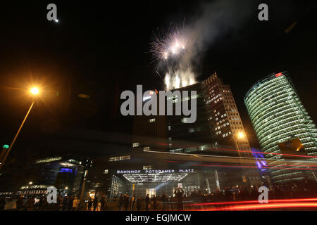 Berlino, Germania. Il 25 febbraio, 2015. Visitatori guardano i fuochi d'artificio per celebrare il tradizionale cinese capodanno nuovo anno lunare, o Festival di Primavera in Piazza Potsdam, Berlino, Germania, nel febbraio 25, 2015. © Zhang ventola/Xinhua/Alamy Live News Foto Stock