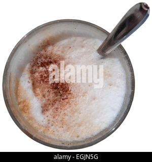 Cappuccino schiumoso in un caffè di vetro con cucchiaio isolato su bianco dal di sopra. Foto Stock