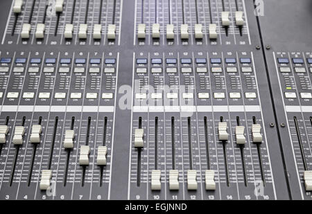 Mixer professionale, il dettaglio di un dispositivo per concerti e musica professionale, controllo del volume e la musica Foto Stock