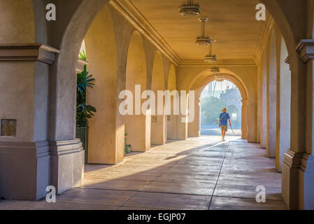 Il Rising Sun illuminando una passerella al Balboa Park. San Diego, California, Stati Uniti. Foto Stock