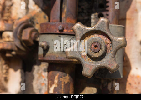 El Dorado, Nevada - Una valvola arrugginita/manopola fissata ad alcuni tubi arrugginiti. Foto Stock