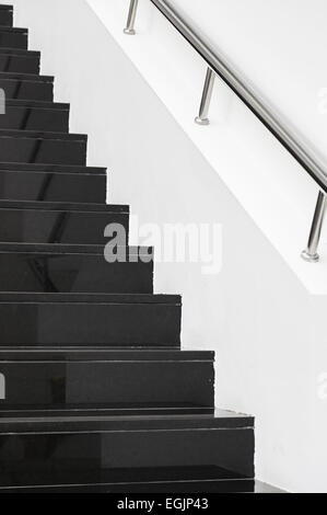 Il nero delle scale di marmo, dettaglio degli interni di un edificio modernista, architettura moderna Foto Stock