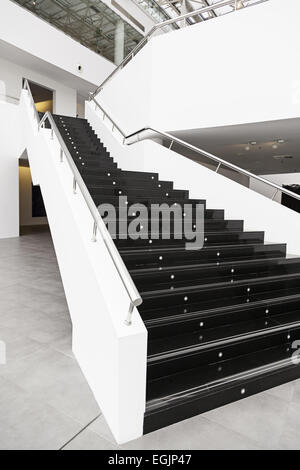 Il nero delle scale di marmo, dettaglio degli interni di un edificio modernista, architettura moderna Foto Stock