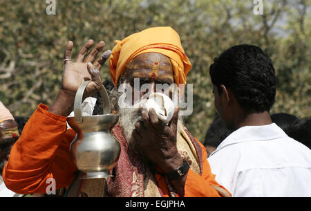 Closeup ritratto di un indiano sadhu vicino a un tempio indù nel febbraio 27,2014. Foto Stock