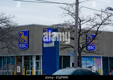 Royal Bank of Canada , RBC, segni e il logo al di fuori di una filiale a Toronto in Canada Foto Stock