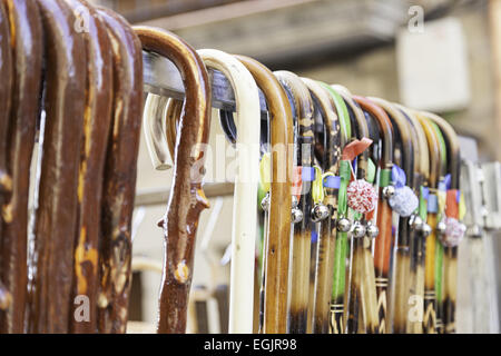 I fatti a mano fiori artificiali sono realizzati in legno di ovini e  bastoni. Folk tradizionale gli articoli sono venduti per strada Foto stock  - Alamy