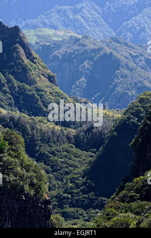 Cilaos, Isola di Reunion, Francia. 4 Ago, 2013. Montagne sulla RN5 (strada nazionale) a Cilaos cirque, uno dei tre circhi dell'isola di Reunion © Valerie Koch/ZUMA filo/ZUMAPRESS.com/Alamy Live News Foto Stock