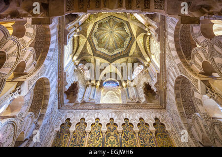 Cordoba Spagna grande moschea interni. Il soffitto della cupola sopra il mihrab della Mezquita de Cordoba. Foto Stock