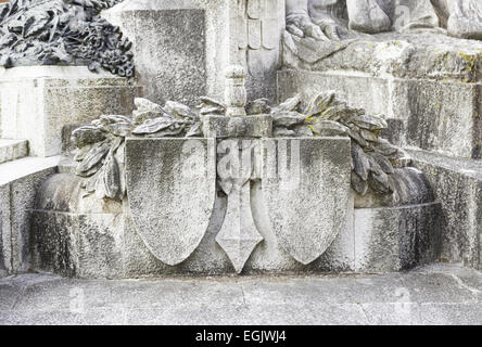 Statua con scudo e spada, il dettaglio di un memoriale di guerra statua, arte in città Foto Stock