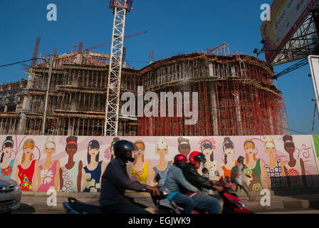 Gli automobilisti stanno cavalcando su una strada di fronte ad un centro commerciale di costruzione di costruzione di area a Pluit, Penjaringan, Giacarta Nord, Jakarta, Indonesia. Foto Stock