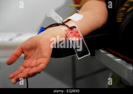 Dettaglio con il sangue il sacchetto di plastica durante una donazione di sangue Foto Stock