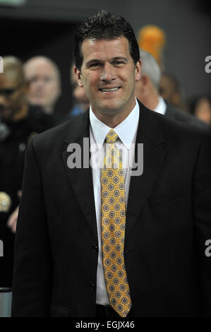 Los Angeles, CA, Stati Uniti d'America. Il 25 febbraio, 2015. UCLA Bruins capo allenatore Steve Alford nel primo semestre durante il college basketball gioco tra il Washington Huskies e la UCLA Bruins al Pauley Pavilion di Los Angeles, California.Louis Lopez/CSM/Alamy Live News Foto Stock