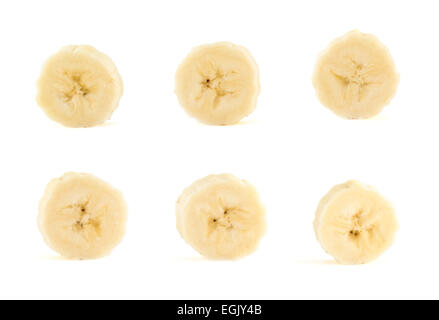 Sei fette di banana impostato su sfondo bianco Foto Stock