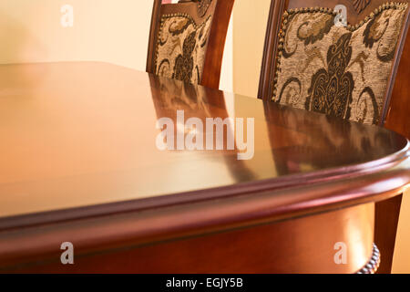 Soft illuminato tavolo e sedie Foto Stock