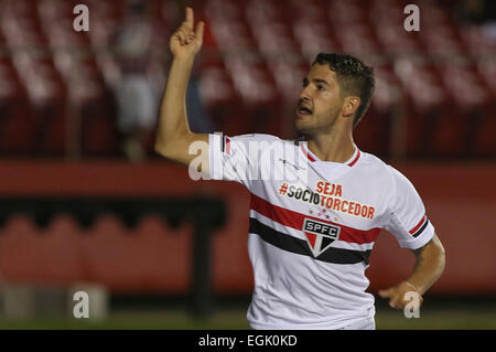 Sao Paulo, Brasile. Il 25 febbraio, 2015. Alexandre Pato del Brasile Sao Paulo celebra il suo obiettivo durante il match contro Uruguay il Danubio al Copa Libertadores in Sao Paulo, Brasile, Feb 25, 2015. Sao Paulo ha vinto 4-0. © Rahel Patrasso/Xinhua/Alamy Live News Foto Stock