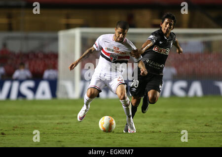 Sao Paulo, Brasile. Il 25 febbraio, 2015. Paulo Bruno (L) del Brasile Sao Paulo vies con Hamilton Pereira di Uruguay il Danubio durante la partita della Copa Libertadores in Sao Paulo, Brasile, Feb 25, 2015. Sao Paulo ha vinto 4-0. © Rahel Patrasso/Xinhua/Alamy Live News Foto Stock