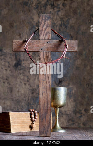 La corona di spine e croce astratto concetto di religione Foto Stock