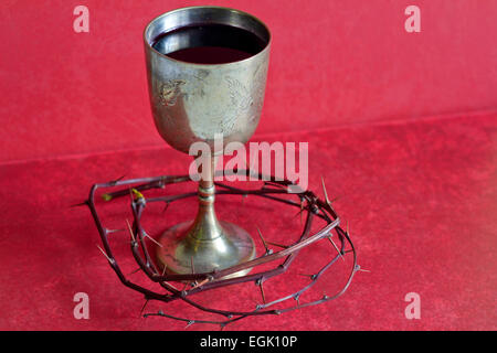 La corona di spine e il sangue sacro astratto concetto di religione Foto Stock