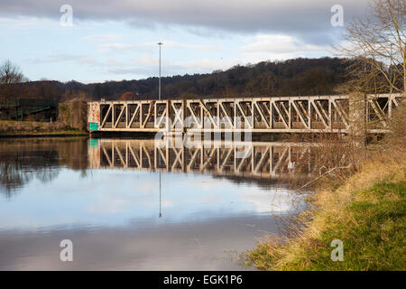 La Ashton Avenue piedi ponte sopra il fiume Avon su una marea di primavera. Il 21 febbraio 2015. Bristol, Regno Unito. Foto Stock