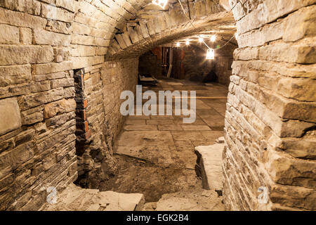 Pozzetti Sunbridge, sotterraneo sistema di tunnel, Millergate, Bradford, West Yorkshire, Regno Unito. Uno sviluppo della metropolitana Foto Stock