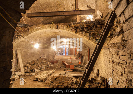 Pozzetti Sunbridge, sotterraneo sistema di tunnel, Millergate, Bradford, West Yorkshire, Regno Unito. Uno sviluppo della metropolitana Foto Stock