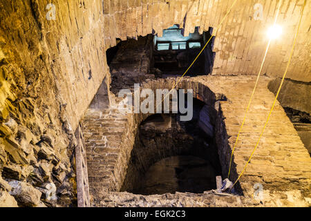 Pozzetti Sunbridge, sotterraneo sistema di tunnel, Millergate, Bradford, West Yorkshire, Regno Unito. Uno sviluppo della metropolitana Foto Stock