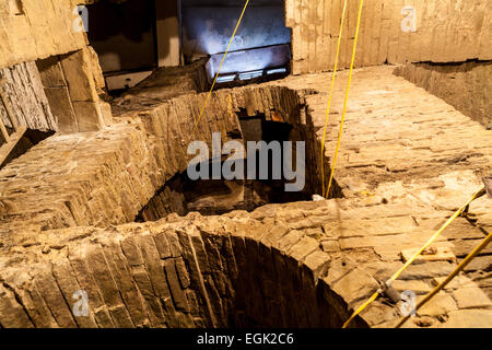 Pozzetti Sunbridge, sotterraneo sistema di tunnel, Millergate, Bradford, West Yorkshire, Regno Unito. Uno sviluppo della metropolitana Foto Stock