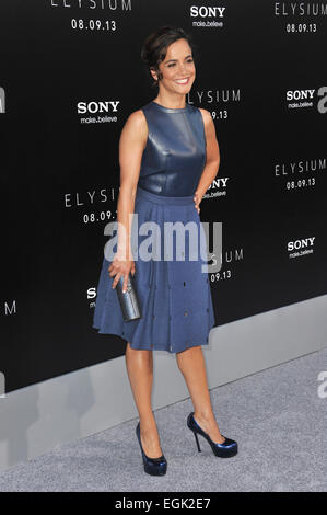 LOS ANGELES, CA - Agosto 7, 2013: Alice Braga presso la prima mondiale del suo film "Elysium' al Regency Village Theatre, Westwood. Foto Stock