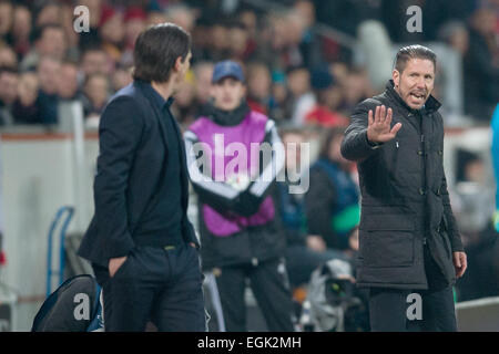 Leverkusen manager Roger Schmidt (l) e a Madrid il manager di Diego Simeone (r) exchanage viste durante durante la Champions League round di 16 prima gamba match tra Bayer Leverkusen e Atletico Madrid a Leverkusen, Germania, 25 febbraio 2015. Foto: Maja Hitij/dpa Foto Stock