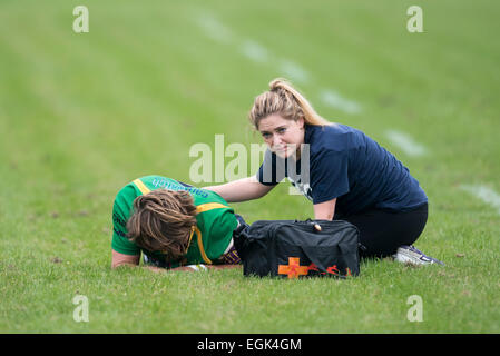 NDRFC physio Shona Cruickshank partecipando a Thomas Gale. Foto Stock