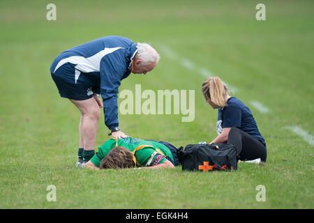 NDRFC physio Shona Cruickshank e pullman che frequentano a Thomas Gale. Foto Stock