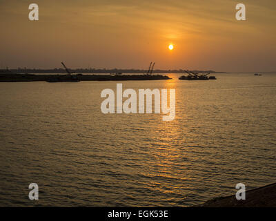 Phnom Penh Phnom Penh Cambogia. 24 Febbraio, 2015. Sunrise in Phnom Penh capitale della Cambogia. Il fiume Tonle Sap è in primo piano il fiume Mekong in background. © Jack Kurtz/ZUMA filo/Alamy Live News Foto Stock