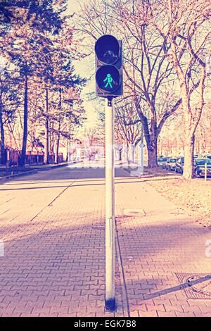 Retrò foto filtrata del semaforo verde. Foto Stock