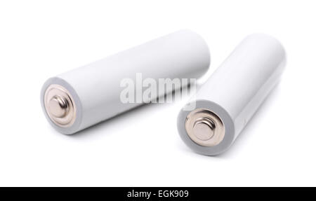 Coppia di batterie AA isolato su bianco Foto Stock