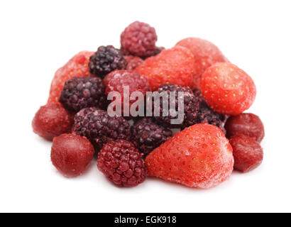 Pila di frutti di bosco misti surgelati isolato su bianco Foto Stock