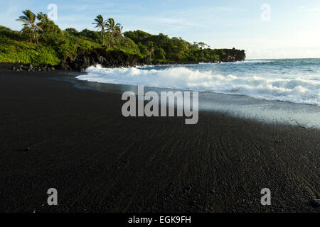 Spiaggia di sabbia nera a Waianapanapa State Park, Maui, Hawaii Foto Stock