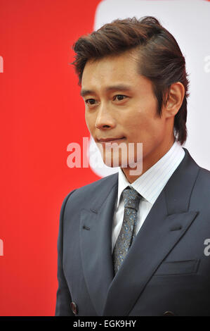 LOS ANGELES, CA - Luglio 11, 2013: Byung Hun Lee presso il Los Angeles premiere del suo nuovo film "Rosso 2' al Westwood Village Theatre. Foto Stock