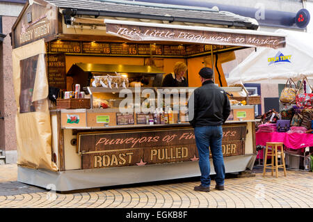 Pressione di stallo di cibo a Bromley High Street, Londra del sud. Foto Stock