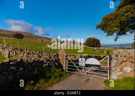 Cancello su una corsia di campagna gated nella valle di Conwy, Galles del Nord, vicino al villaggio di Rowen Foto Stock